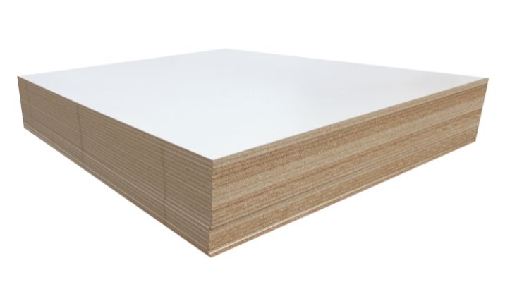 Panneaux mélaminés blancs, avec une surface décorative lisse et des chants laissant apparaître le support en particules de bois.